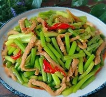 Stir-fried garlic shoots with pork
