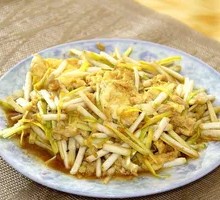 Stir-fried eggs with chives