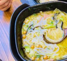 Axiang Crossing-the-bridge Rice Noodles