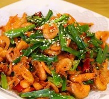 Stir-fried河虾 with leeks