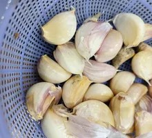 Sweet Pickled Garlic