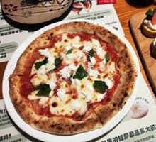 Traditional Smoked Margherita Pizza