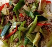 Scallion Stir-Fried Beef Rice Bowl