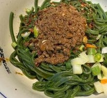 Sauce-Drizzled Spinach Noodles