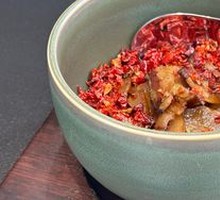 Zoupi Chili Stir-fried with Preserved Pork in Tea Oil