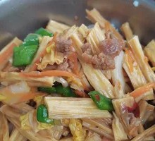 Stir-fried Tofu Skin with Meat
