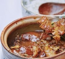 Braised Pork Knuckle in Clay Pot