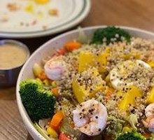 Quinoa Mango Shrimp Salad