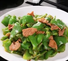 Green Pepper Stir-Fried Pork over Rice