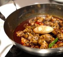 Spicy Wine-Steamed Baby Clams