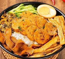 Scallion Fragrant Meat Rolls with Braised Noodles