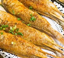 Charcoal-grilled small yellow croaker