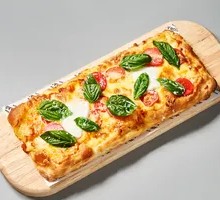 Creamy Cheese Margherita Pizza