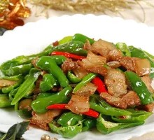 Green Pepper Stir-Fried Pork with Rice Noodles