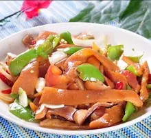 Stir-Fried Pork Rind with Green Chili