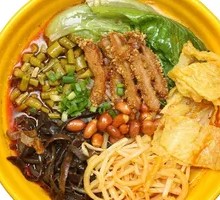 Dry-Loaded Pork and Snail Noodles