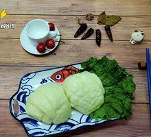 Flower-shaped steamed bun