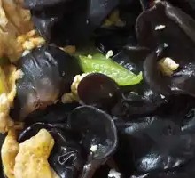 Stir-fried eggs with wood ear mushrooms