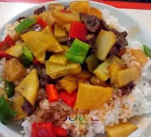 土豆炒牛肉盖浇饭