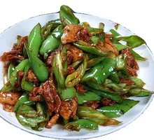 Green Pepper Stir-Fried Pork over Noodles