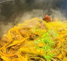 Stir-fried Chicken in Iron Pot