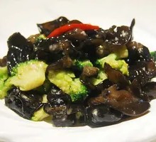 Broccoli and Black Mushroom Stir-fry