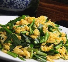 Stir-fried eggs with chives