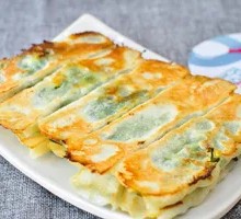 韭菜鸡蛋虾仁锅贴