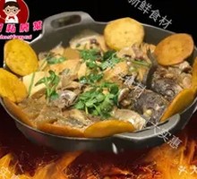 铁锅杂鱼饼子