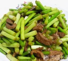 Stir-fried garlic shoots with pork