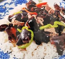 木耳炒牛肉盖浇饭
