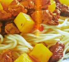 土豆烧牛肉盖浇面