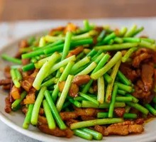 Garlic Shoots with Shredded Pork
