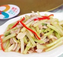 Stir-fried pork strips with water celery