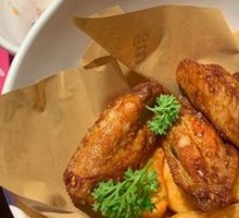 Sweet Garlic Chicken Wings with Fries