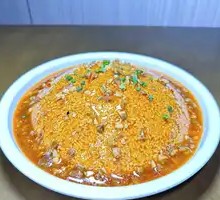 Sauce-Drenched Beef Cubes with Rice Crackers