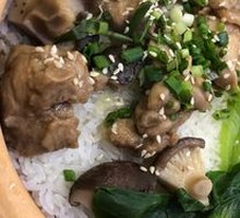 Braised Chicken with Mushrooms in Clay Pot Rice