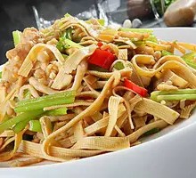 Stir-fried Pork Shreds with Celery and Tofu Skin