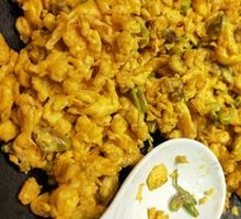 Stir-fried Locust Blossoms with Eggs