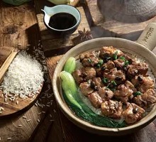Steamed Spare Ribs with Black Bean Sauce in Clay Pot Rice