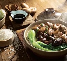 Braised Chicken with Mushrooms in Clay Pot Rice