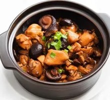 Braised Chicken with Mushrooms in Clay Pot