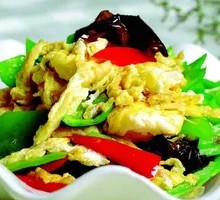 Green Pepper and Black Mushroom Stir-Fry with Eggs