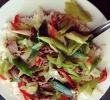 Scallion Stir-Fried Beef Rice Bowl
