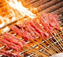 Charcoal-Grilled Beef Skewers