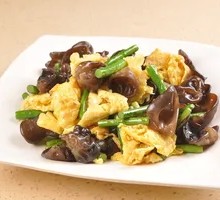 Stir-fried eggs with wood ear mushrooms