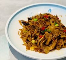 Stir-fried smoked meat with bamboo shoots