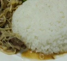 金针菇牛肉煲仔饭