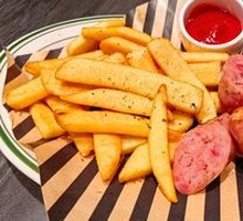 德式肉肠配炸薯条
