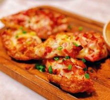 特色烤土豆皮配柠檬酸奶